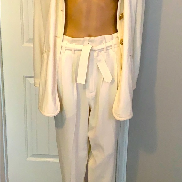 Beautiful WH New York Woman’s Cream 2PC Pantsuit - Picture 7 of 9